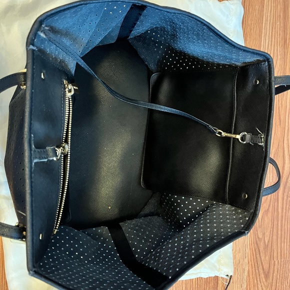 Micheal Kors Tote - Picture 2 of 3